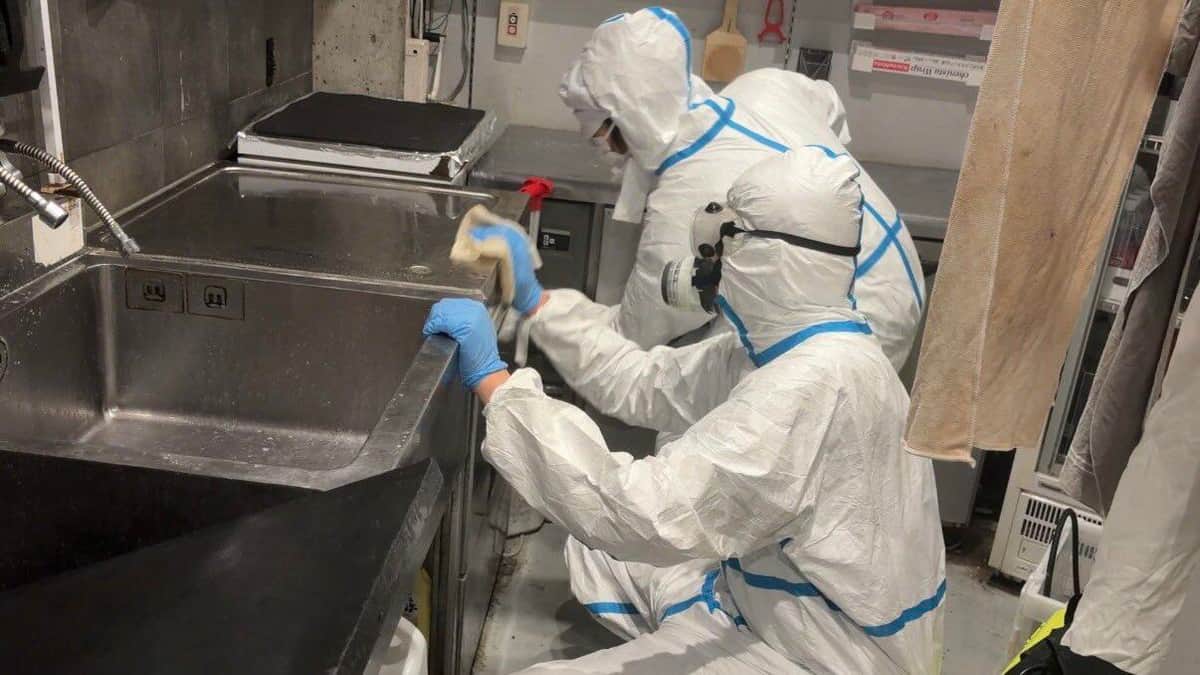 「次亜塩素酸ナトリウムを主成分とする消毒液による殺菌・消毒」。店舗の衛生管理を見直している（こめおさんのXから）