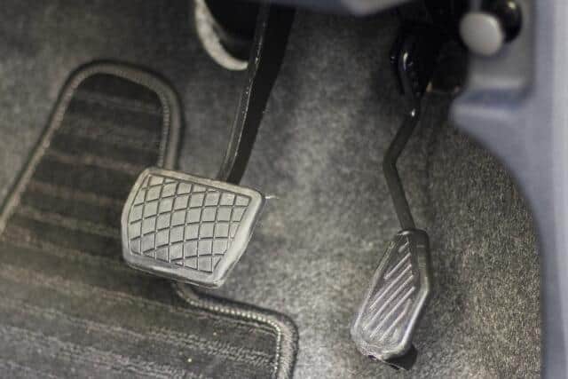 進まぬ高齢運転者の踏み間違い事故防止策　なぜ日本の道路では自動運転化が進まないのか