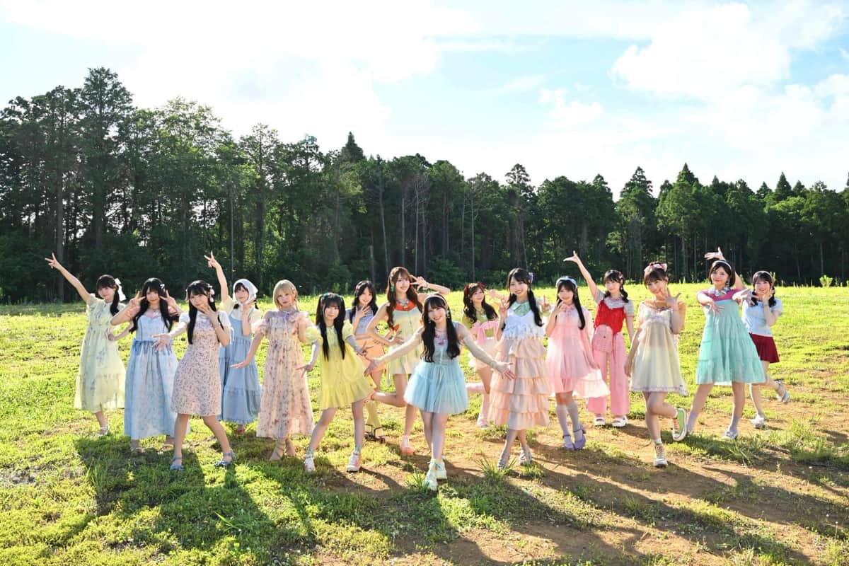 草原で踊る「ため息未来」の選抜メンバー。夏の終わりの切なさを表現した　（c）2026 SKE, Inc. / AMC