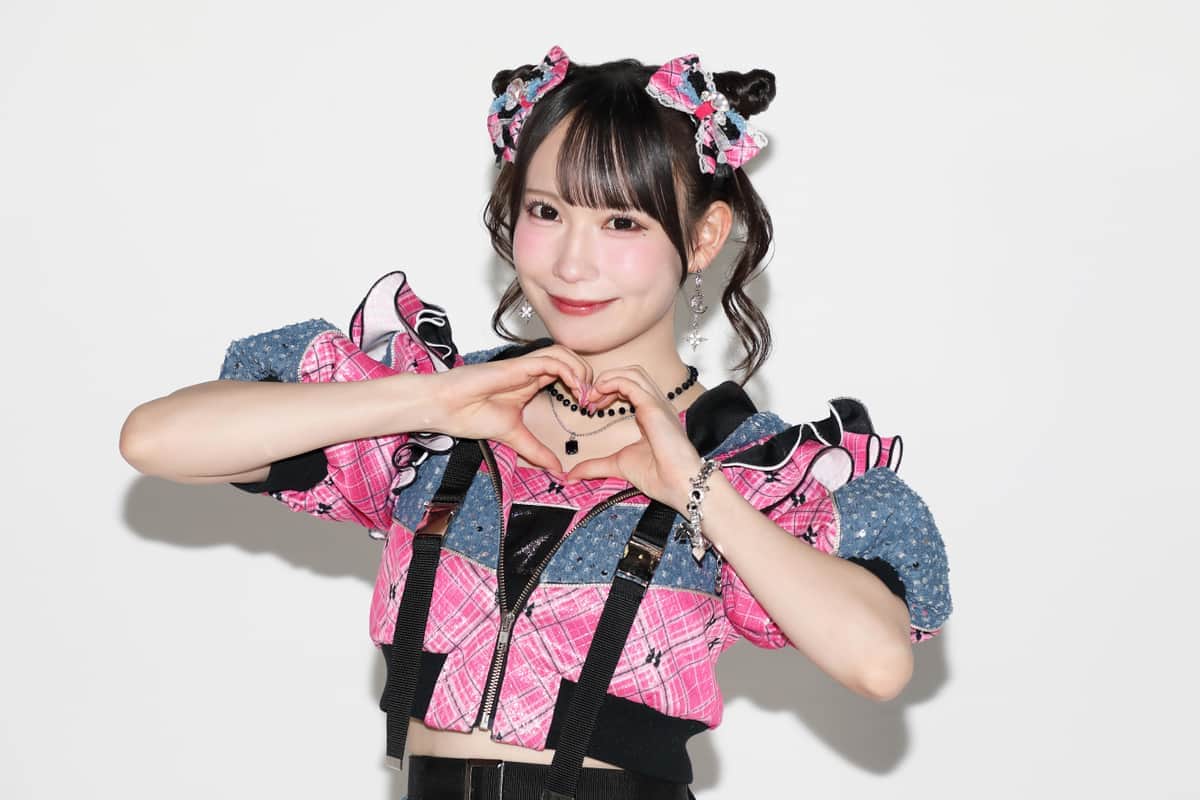 2作連続でセンターを務める大村杏さん。大きなツインのリボンと「猫耳クラゲ」の髪形がお気に入りだ