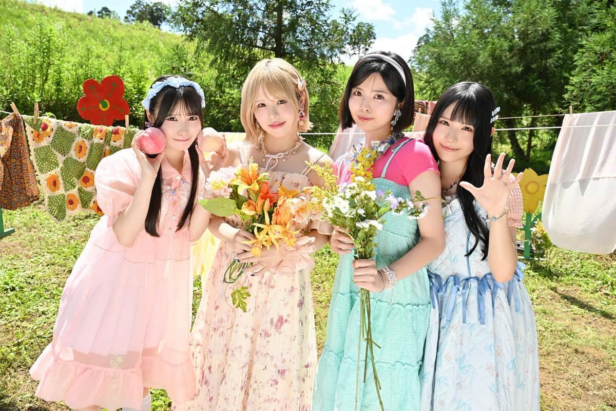 花束を手にするメンバー。MVではピクニックを楽しむような場面も描かれる　（c）2026 SKE, Inc. / AMC