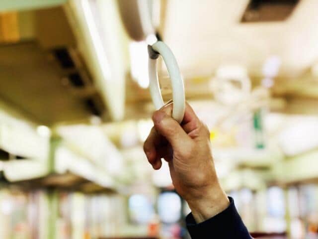 電車内で大きく足を広げる男性がいて…（写真はイメージ）
