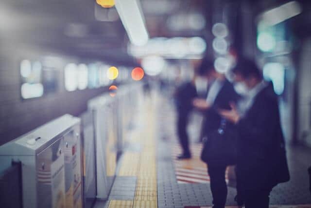 電車内で大きく足を広げる男性がいて…（写真はイメージ）

