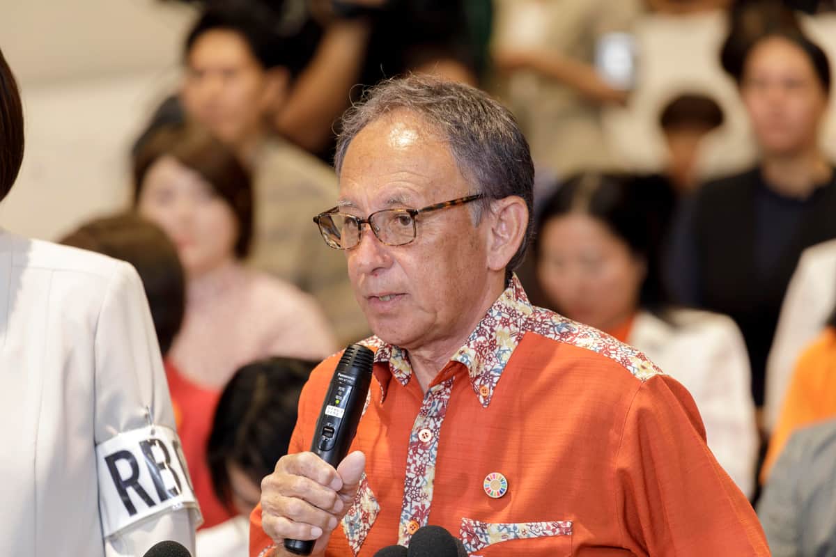 3選を逃し厳しい表情の玉城デニー氏。敗因はどこにあったか（写真：小早川渉/アフロ）