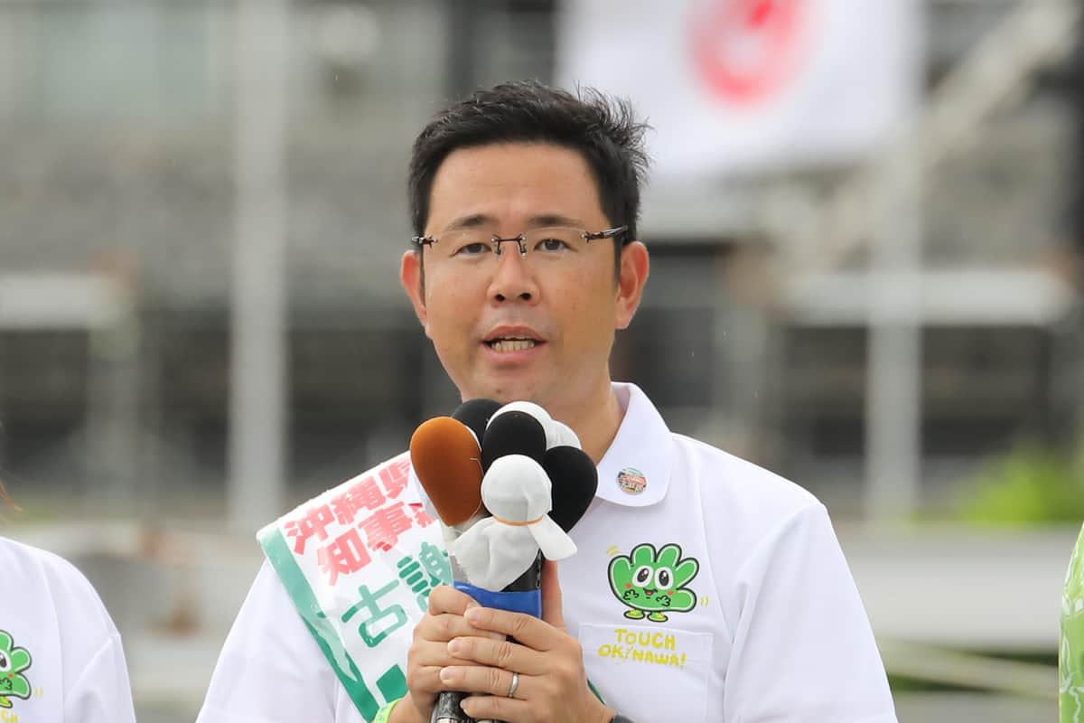 激戦を制した古謝玄太氏。「第一声」の演説は県庁前だった