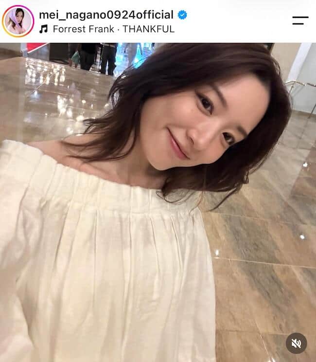永野芽郁、ニットトップス×デニム＆バックパック姿で...27歳誕生日を報告　笑顔ショットでカワイイがダダ漏れ