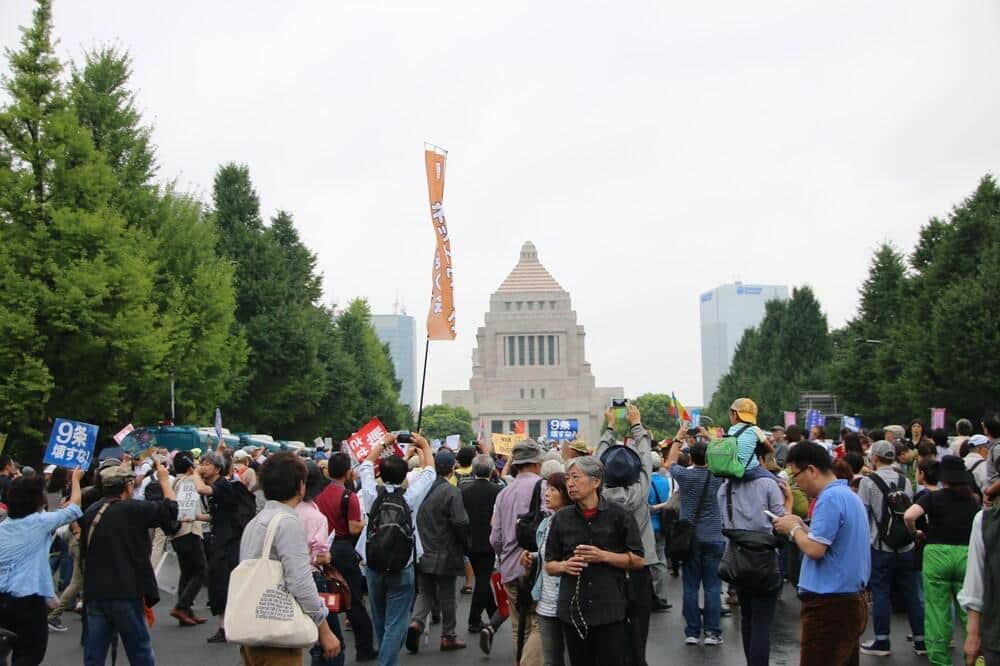 国会前では「護憲」を訴えるデモがよく開かれる