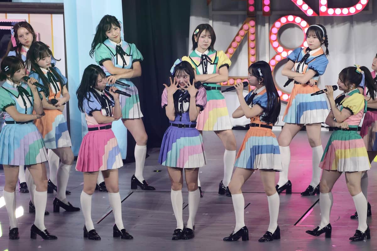最新曲「好きish」。推し席の応募数によるランキングは、楽曲の立ち位置や出演メンバーなど、ステージの演出にも反映された