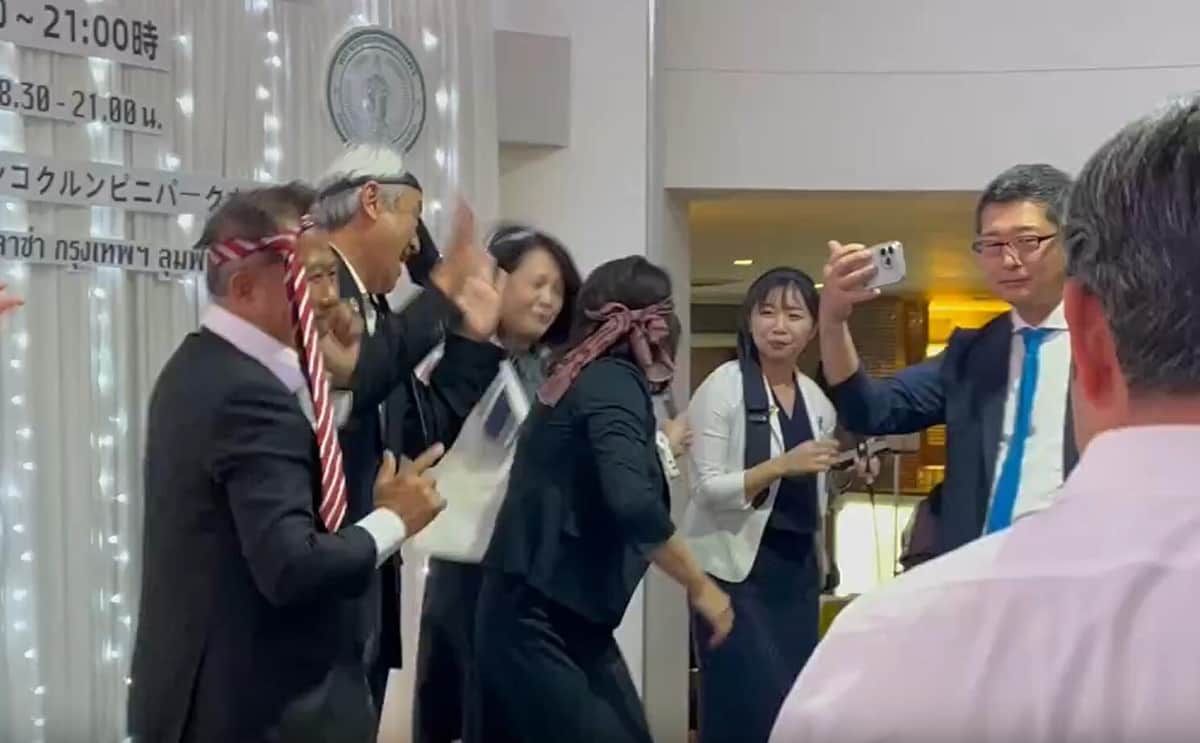 頭にネクタイの姿で踊る県議ら（センキョタイムズの投稿動画から）