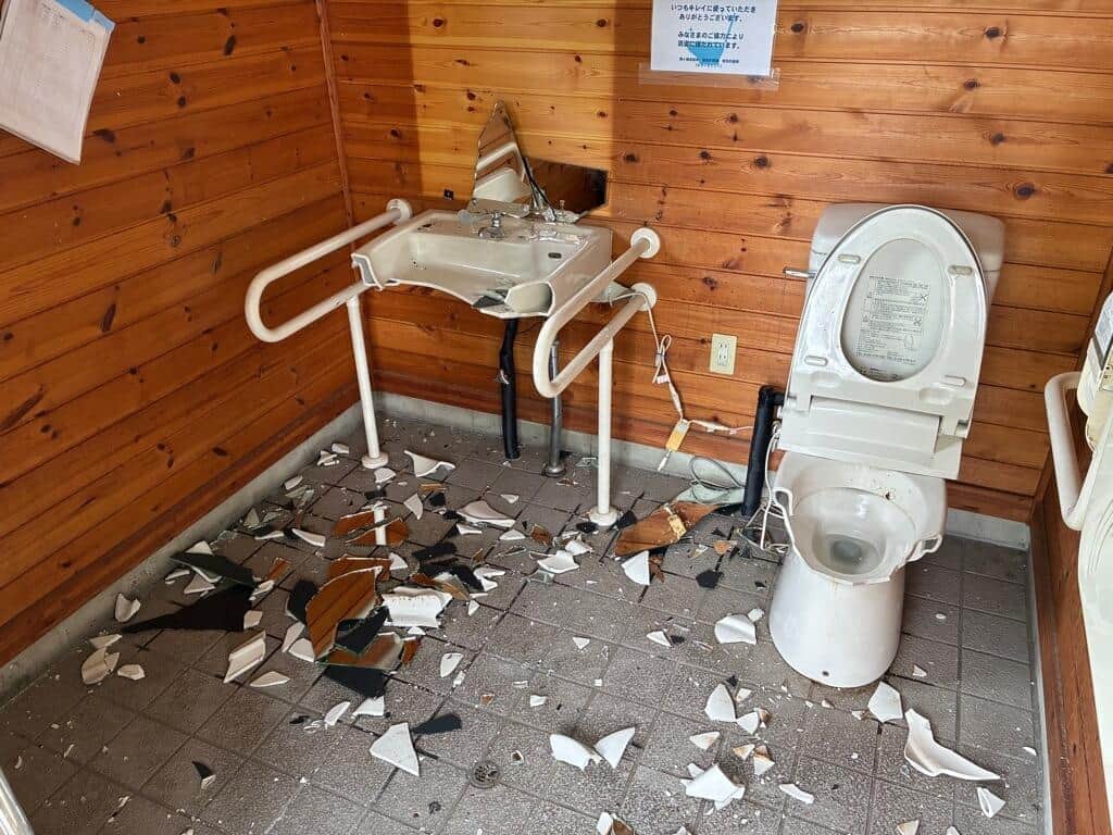 便器12基が破壊、洗面台や鏡も...公衆トイレ5か所で被害　駒ケ根市困惑「どうしてこんなことを」