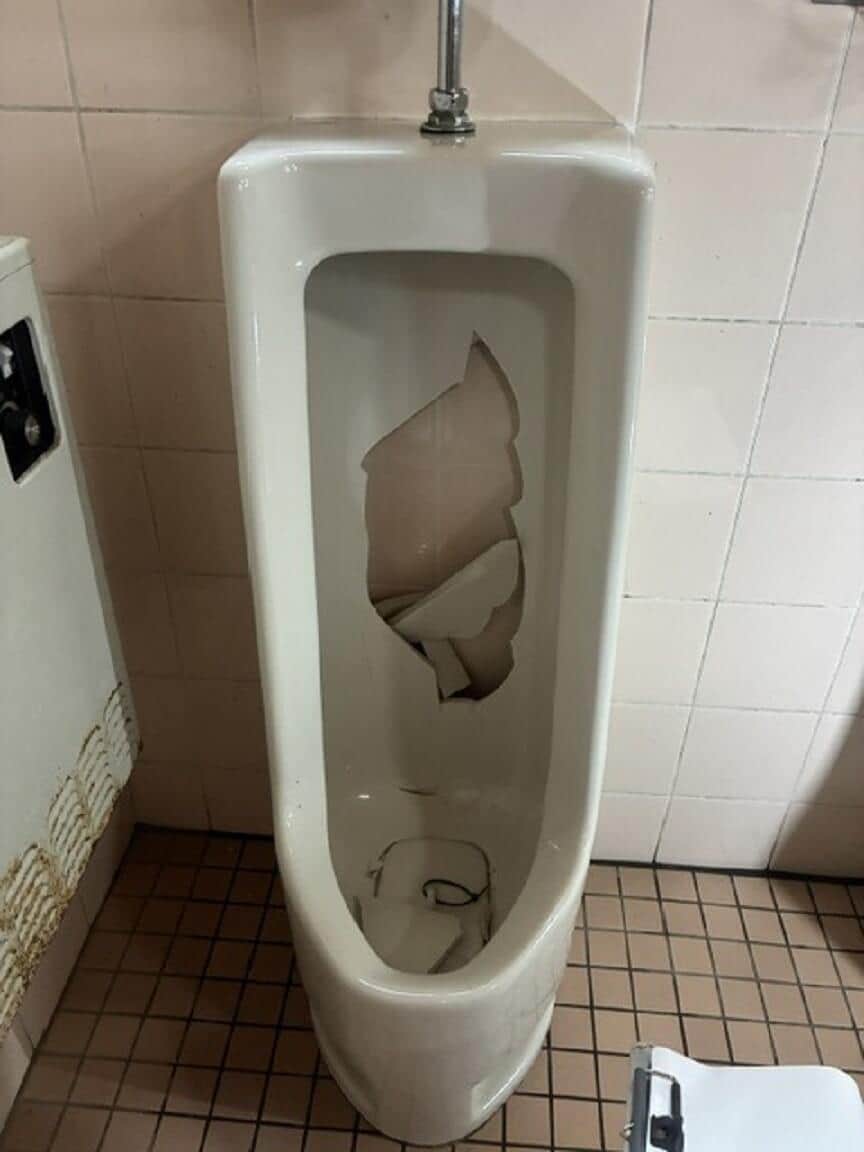バスセンタートイレの被害（写真は駒ケ根市提供）