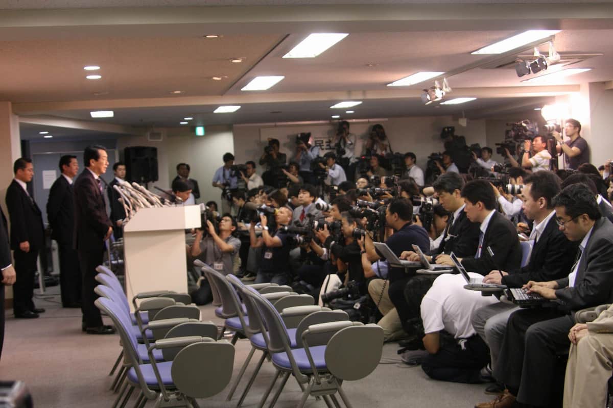 民主党の代表に選ばれて記者会見する菅直人氏。この4日後に首相に就任する（2010年6月撮影）
