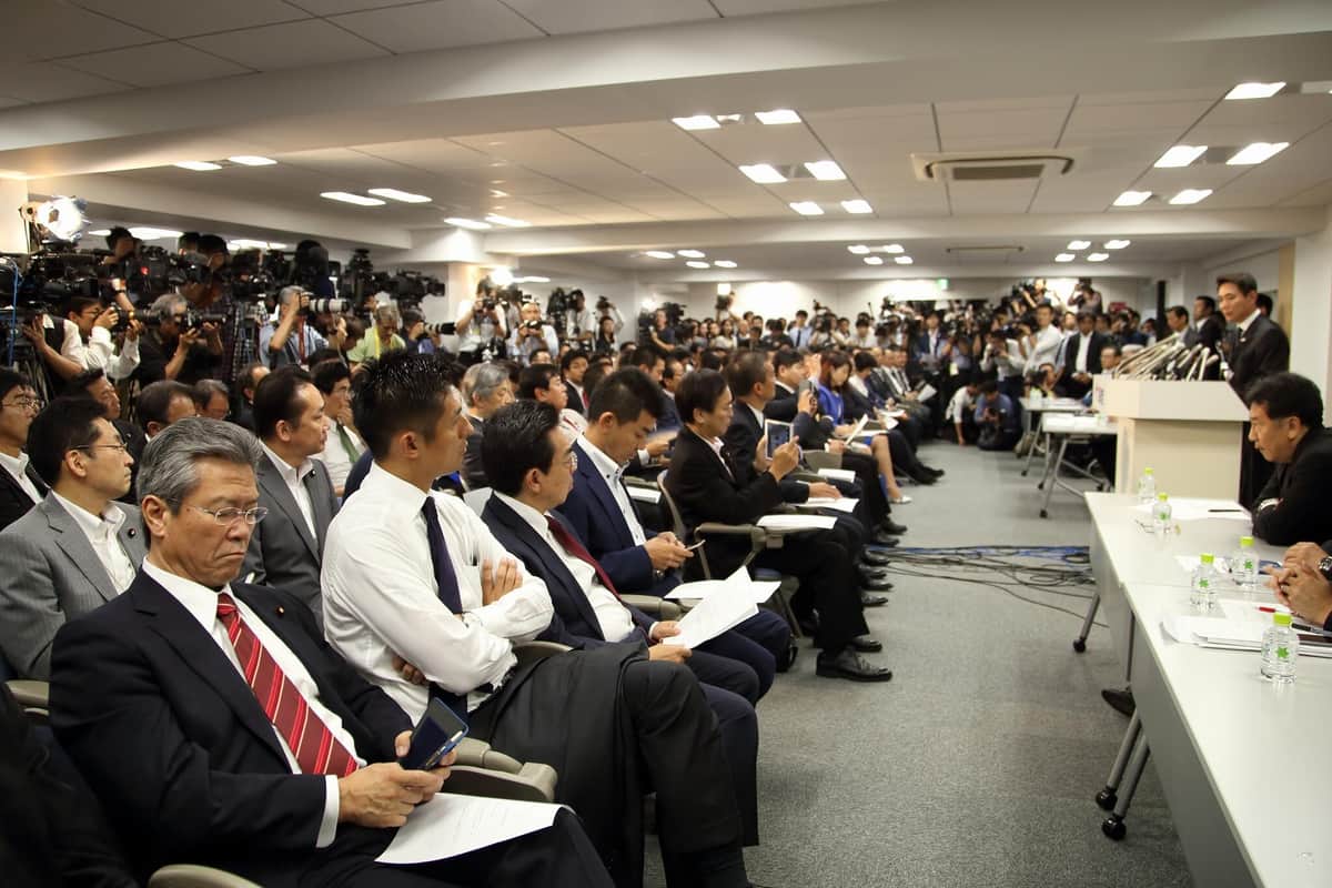 5階ホールで行われた両院議員総会では、民進党の前原誠司代表（当時）が、衆院選に希望の党から候補者を擁立することを発表。党の分裂につながった（2017年9月撮影）
