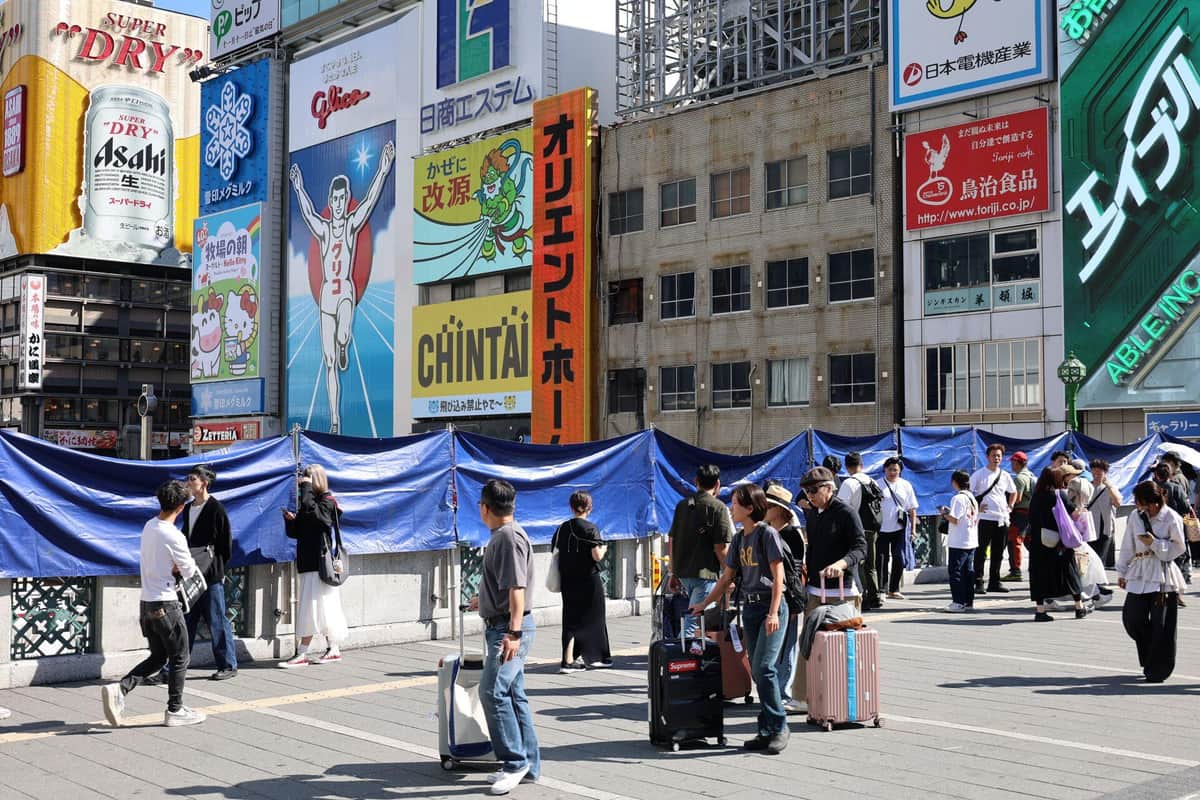 飛び込めないように橋の上にはシートが張られた（2026年10月3日、大阪市中央区）