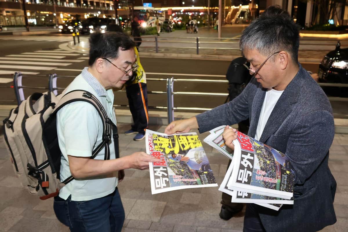 号外を受け取る人（2026年10月3日、大阪市北区）
