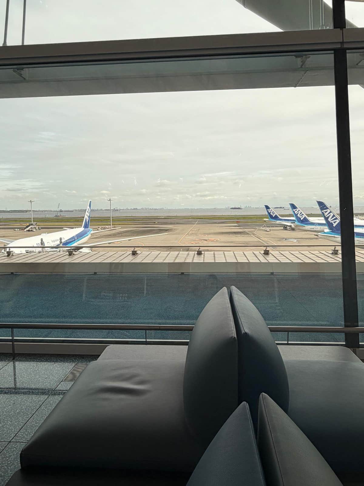 トラブルに巻き込まれた鴻上尚史さん。Xに空港の写真を投稿した
