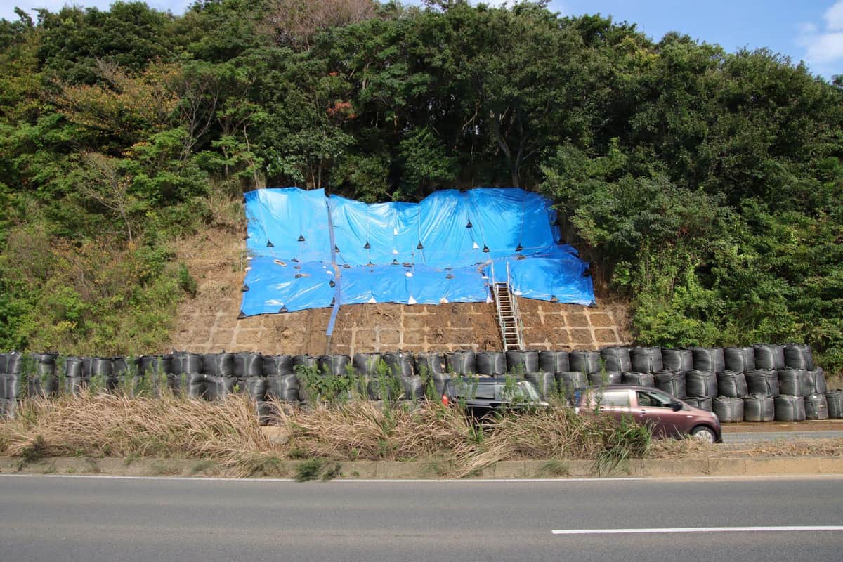 規制解除後も、崩落したのり面は巨大なブルーシートで覆われていた（10月4日撮影）