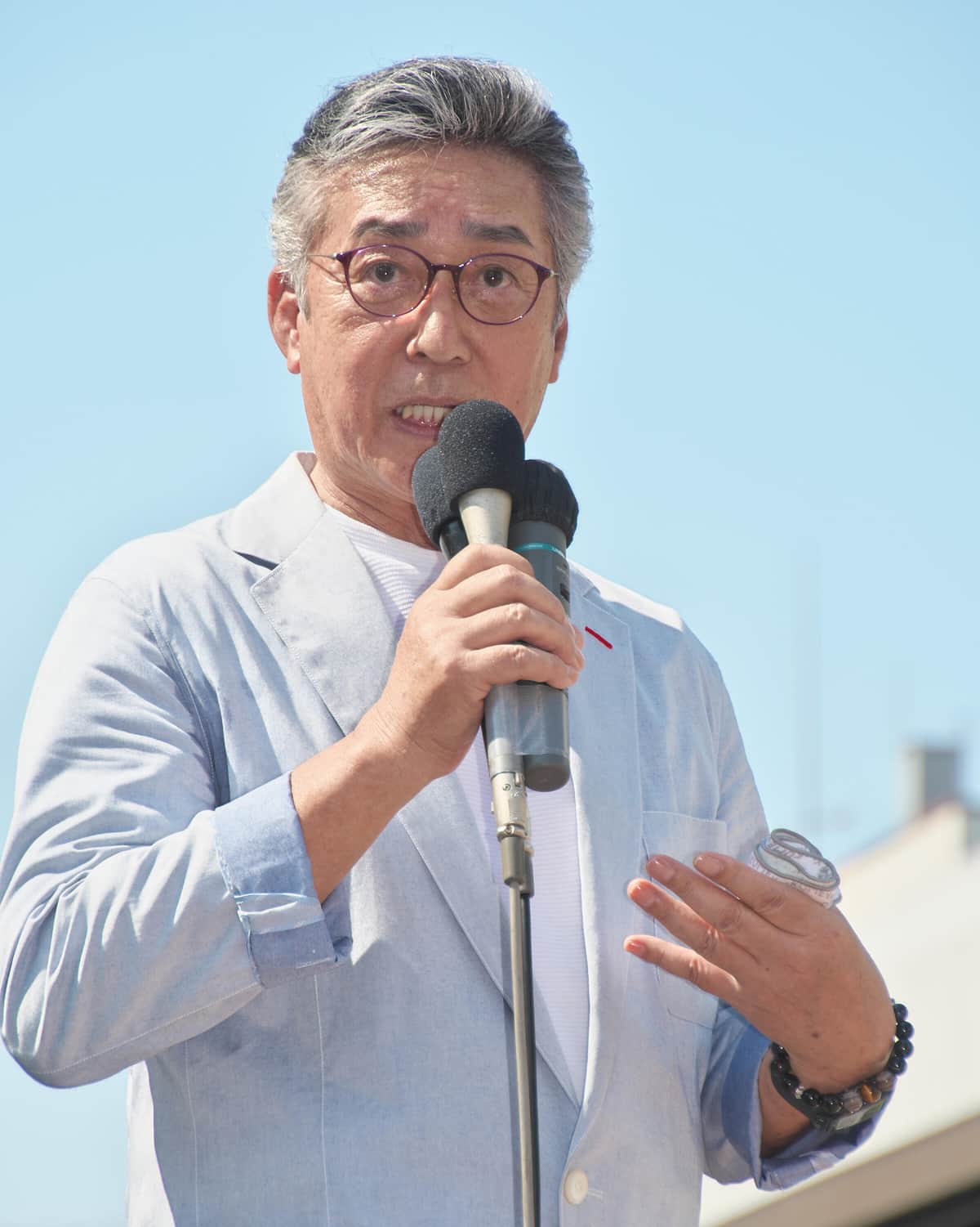 維新の元歌手議員（80）巡り「お尻叩いてる...」　維新の地方議員も激怒「バットで叩き返して」