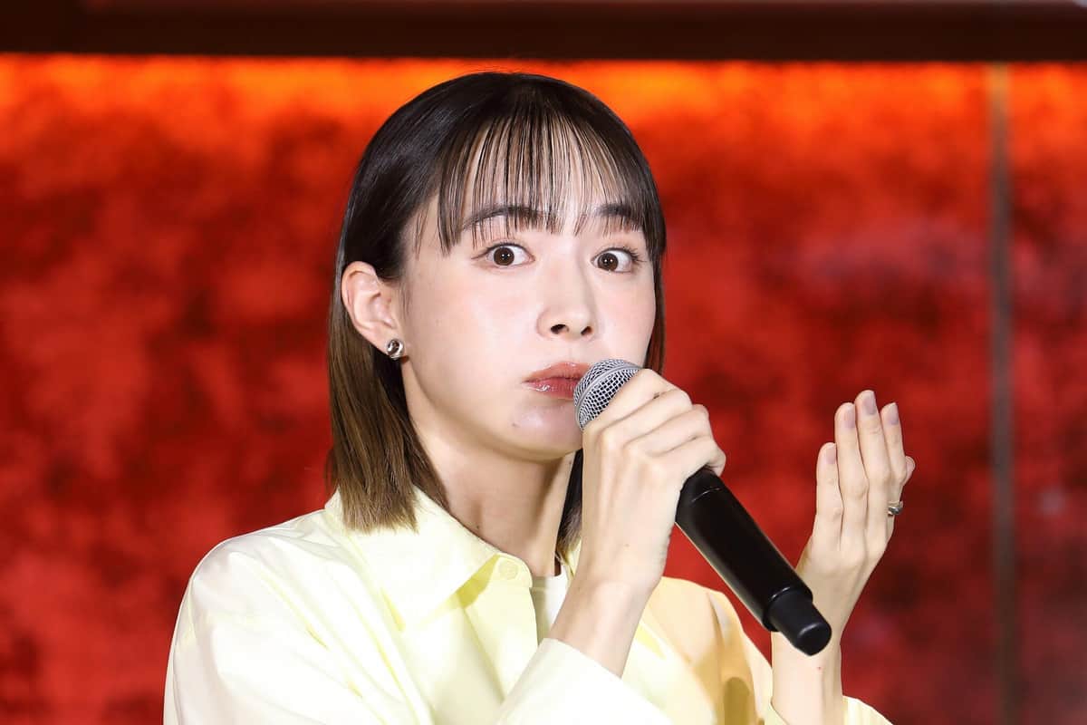 カレーパンを食べて目を丸くする井桁弘恵さん