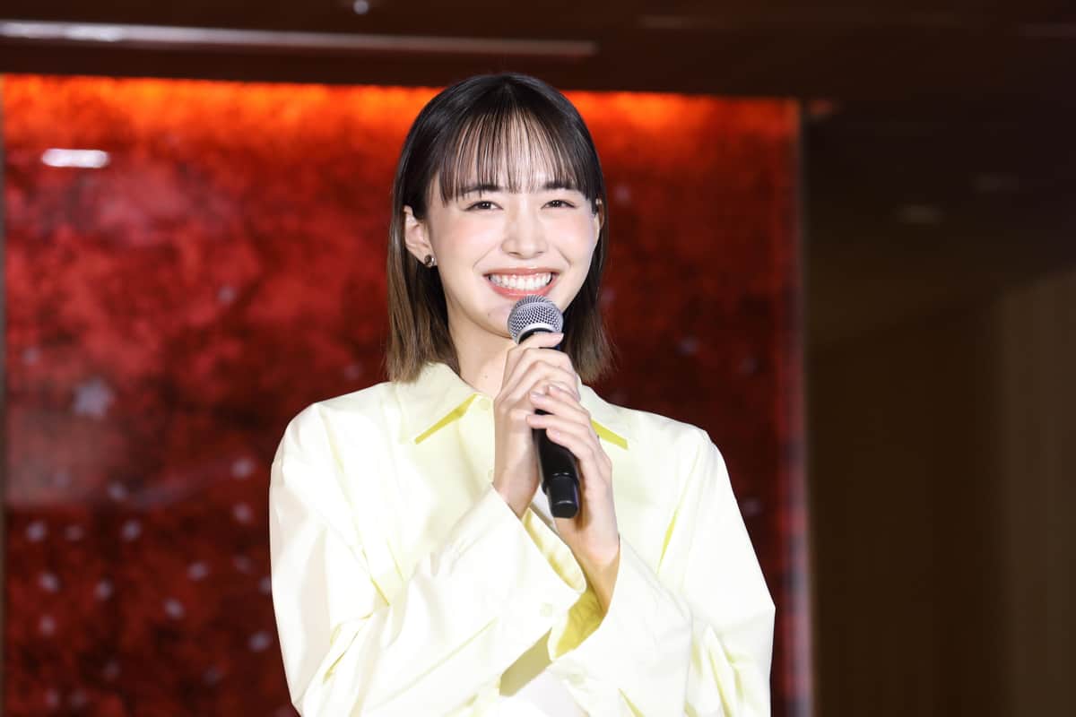 ラウンジのお披露目イベントで笑顔を見せる井桁弘恵さん。ふるさとの観光スポットに関する質問にも答えた
