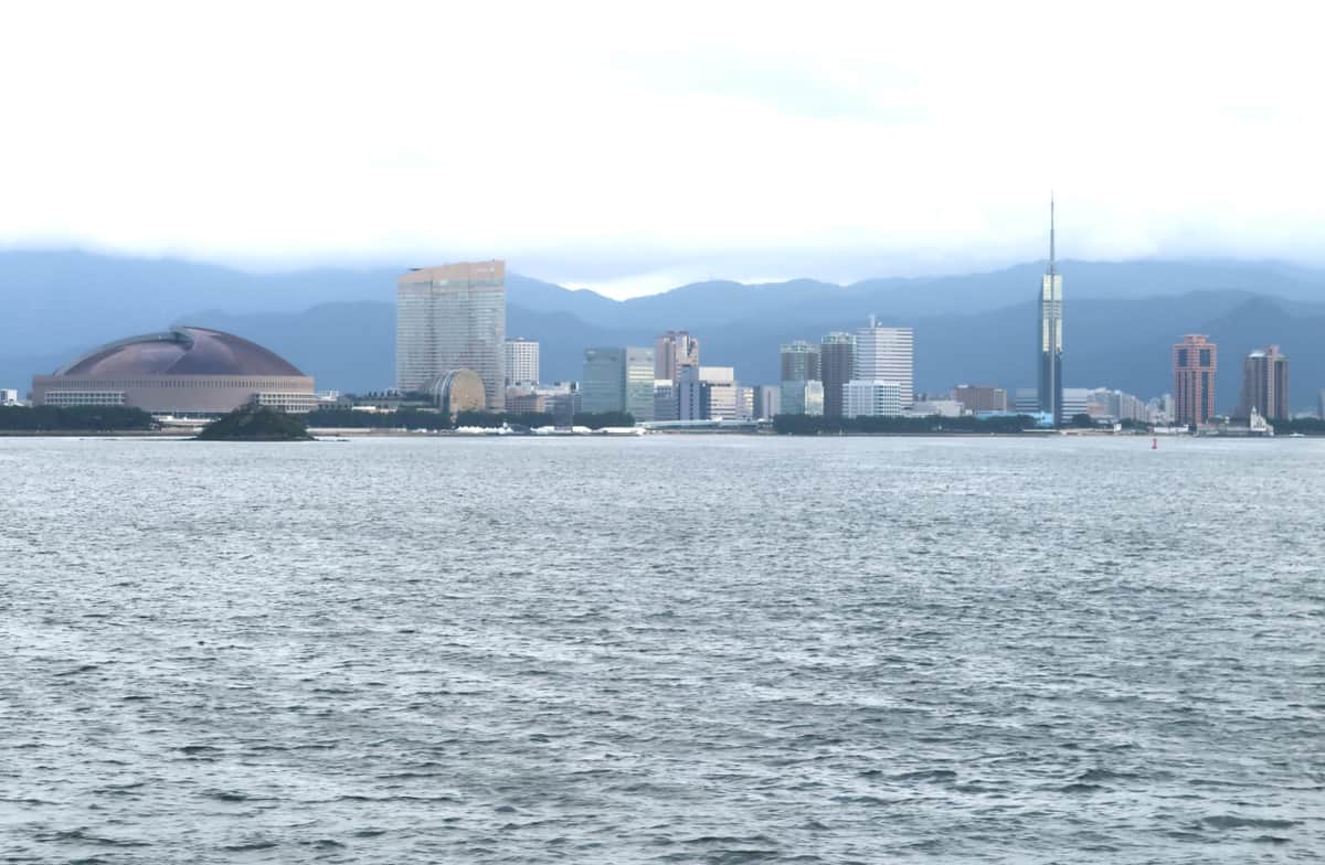博多湾から見たシーサイドももち地区。浜辺には海浜公園が広がる。左側が地行浜、右側が百道浜。みずほPayPayドーム福岡や福岡タワーがある