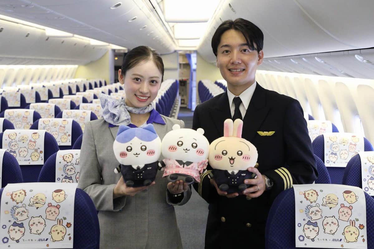 客室内では、ANAの客室乗務員と運航乗務員がコラボ限定のぬいぐるみを紹介した。座席のヘッドレストカバーも特別仕様だ
