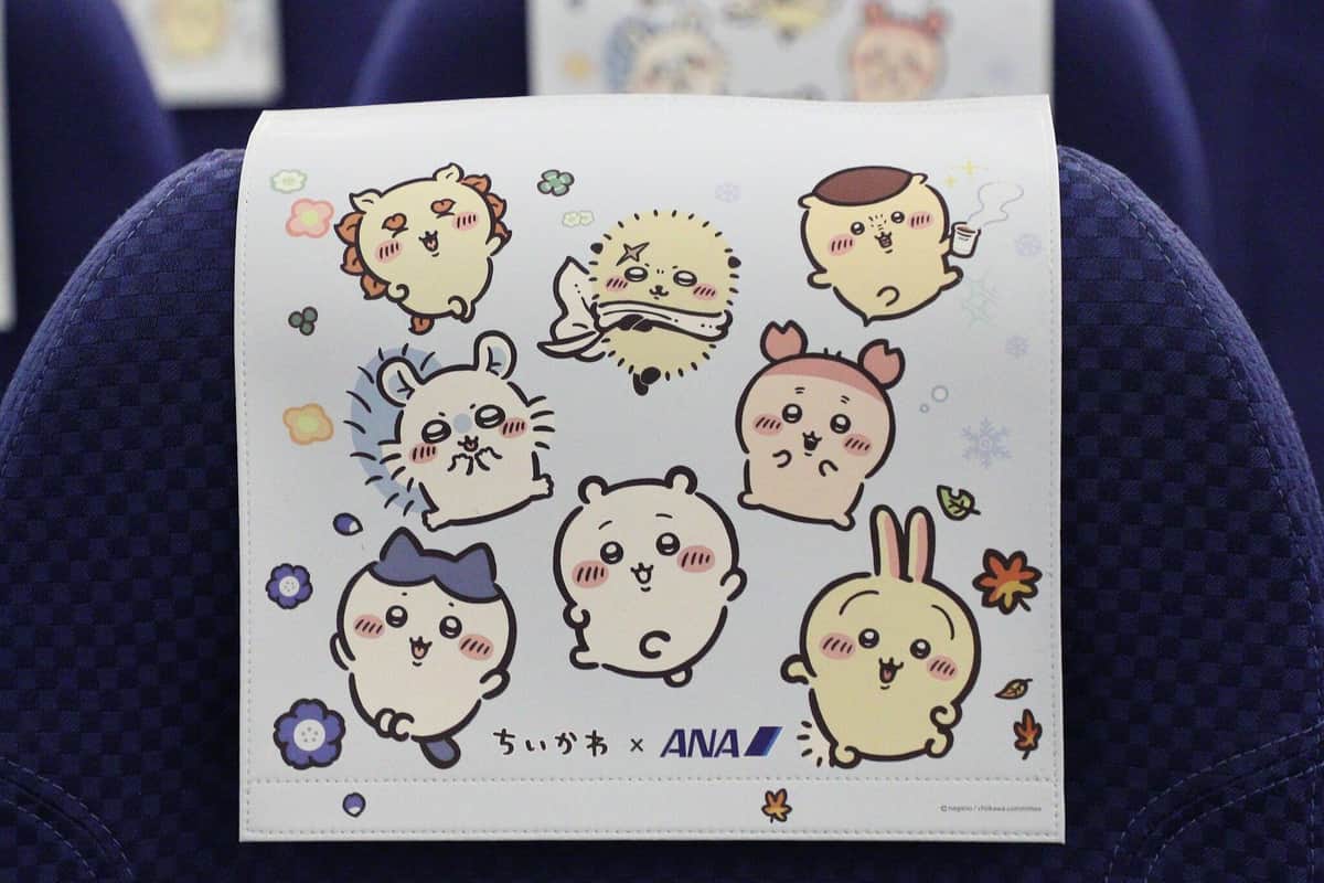 普通席のヘッドレストカバー。ちいかわやハチワレ、うさぎをはじめ、8キャラクターが勢ぞろいしている
