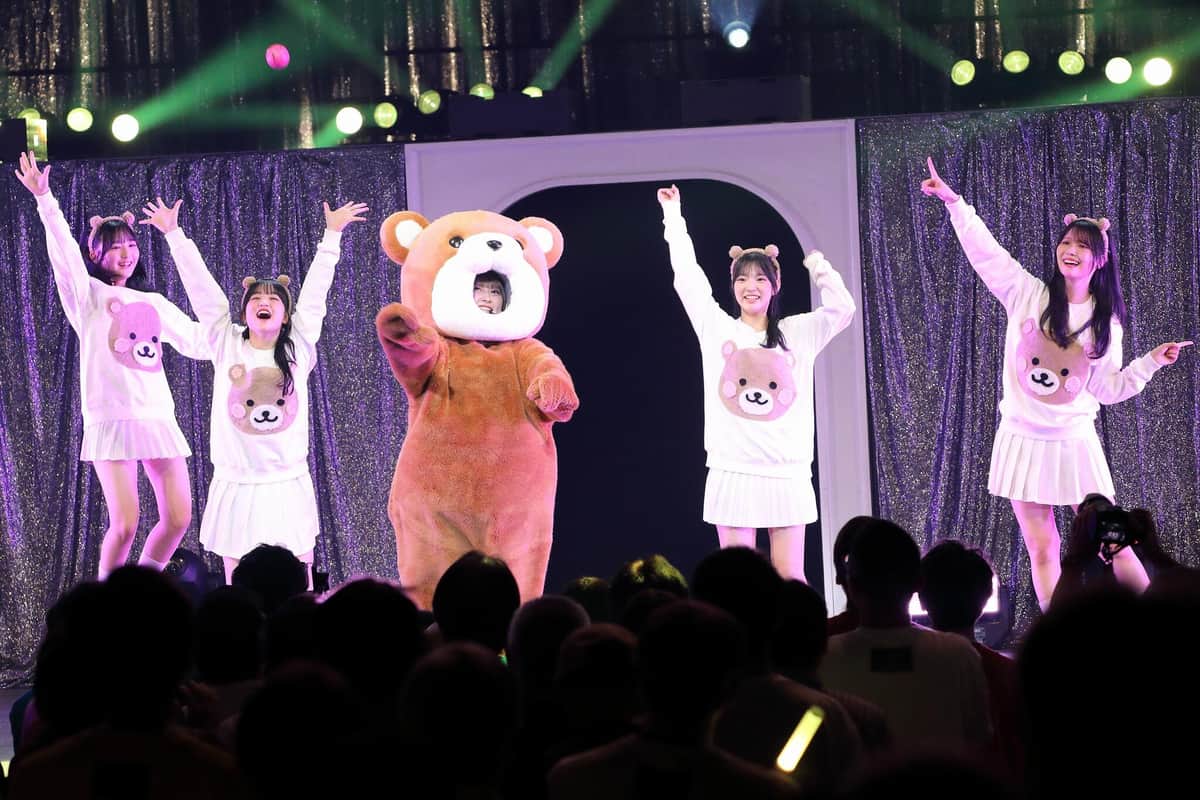 卒業セレモニーで念願の「くまのぬいぐるみ」を披露する石橋颯さん（中央）。くまの着ぐるみの中から顔をのぞかせ、後輩たちと共演した