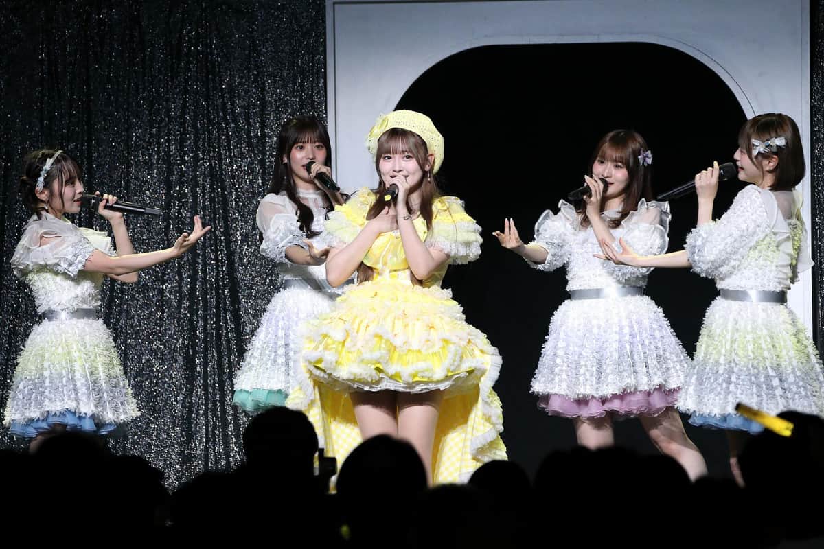 サプライズで駆けつけた同期に囲まれる石橋颯さん（中央）。本来は出演予定のなかったメンバーも加わり、現役5期生全員がステージにそろった