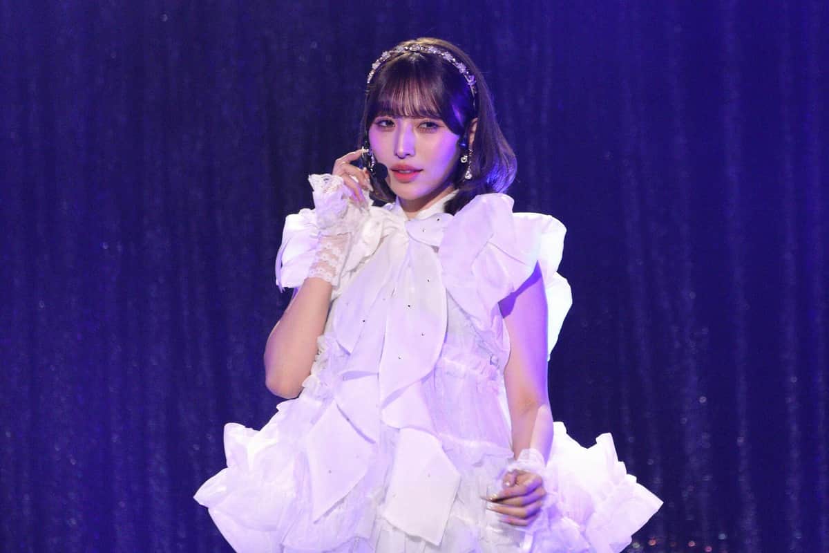 AKB48の「だらしない愛し方」をソロで披露する栗原紗英さん。白い衣装をまとい、存在感を示した
