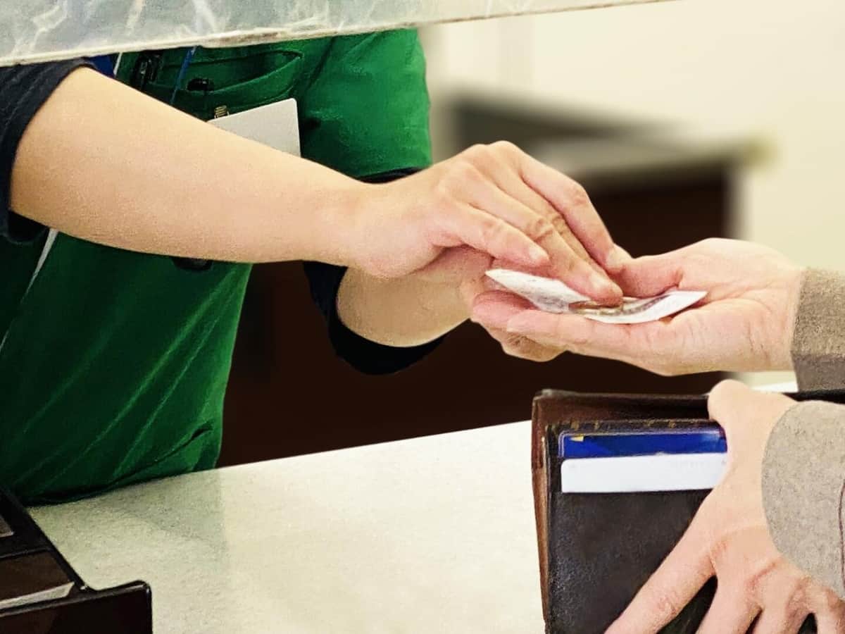 コンビニ店員名札、本名なしで「スタッフ」...それでも必要？　大手3社に経緯を聞いた