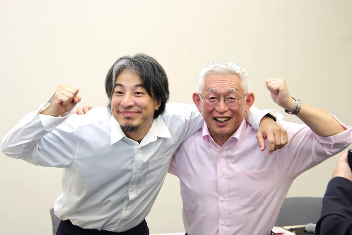 会見で新プロジェクトを発表したひろゆき氏（左）、泉房穂氏（右）