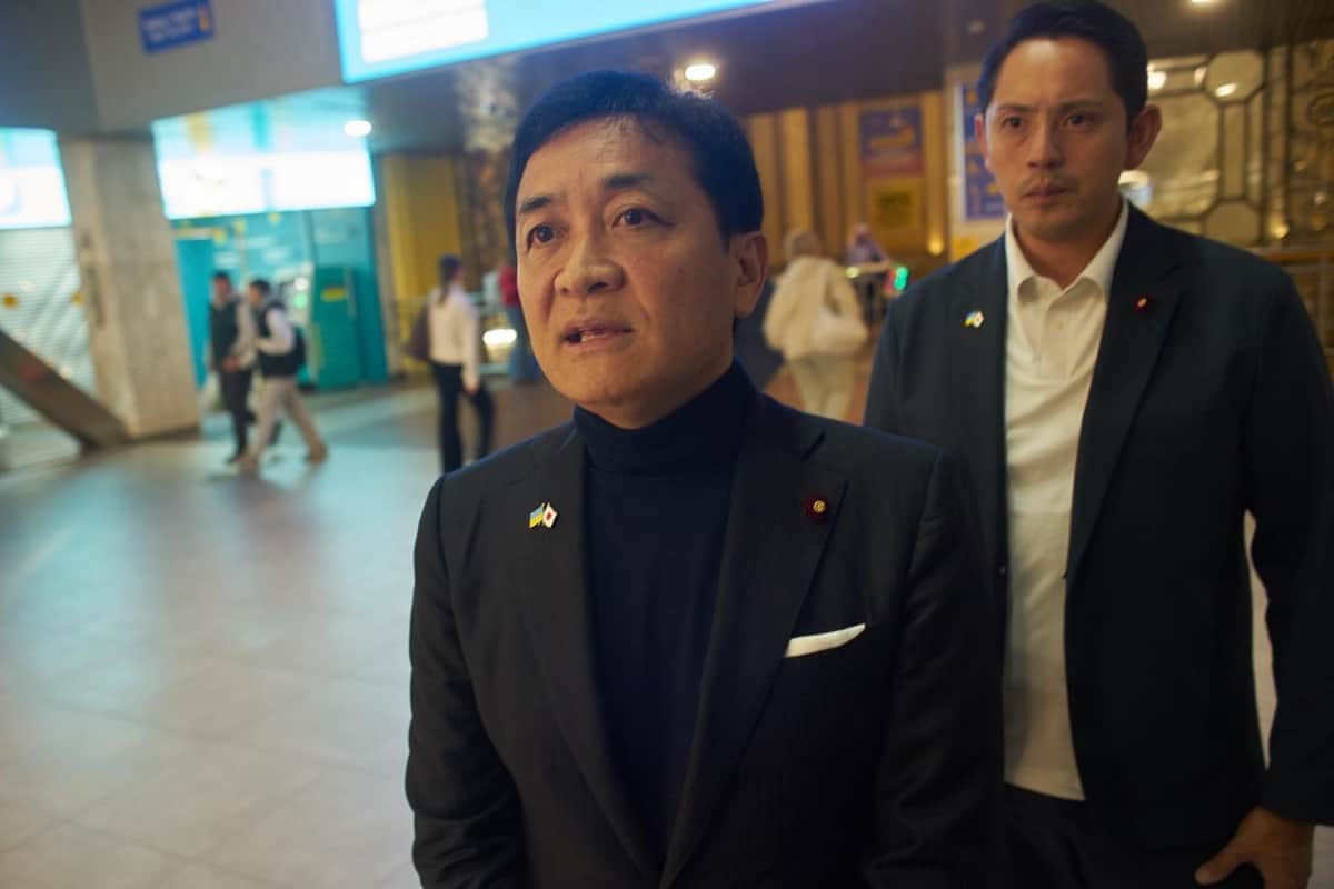 ウクライナ・キーウの屋内施設で話す国民民主党の玉木雄一郎代表（手前）と深作ヘスス衆院議員（奥）。胸元には日ウクライナ友好のピンバッジが見える（写真提供：深作ヘスス事務所）
