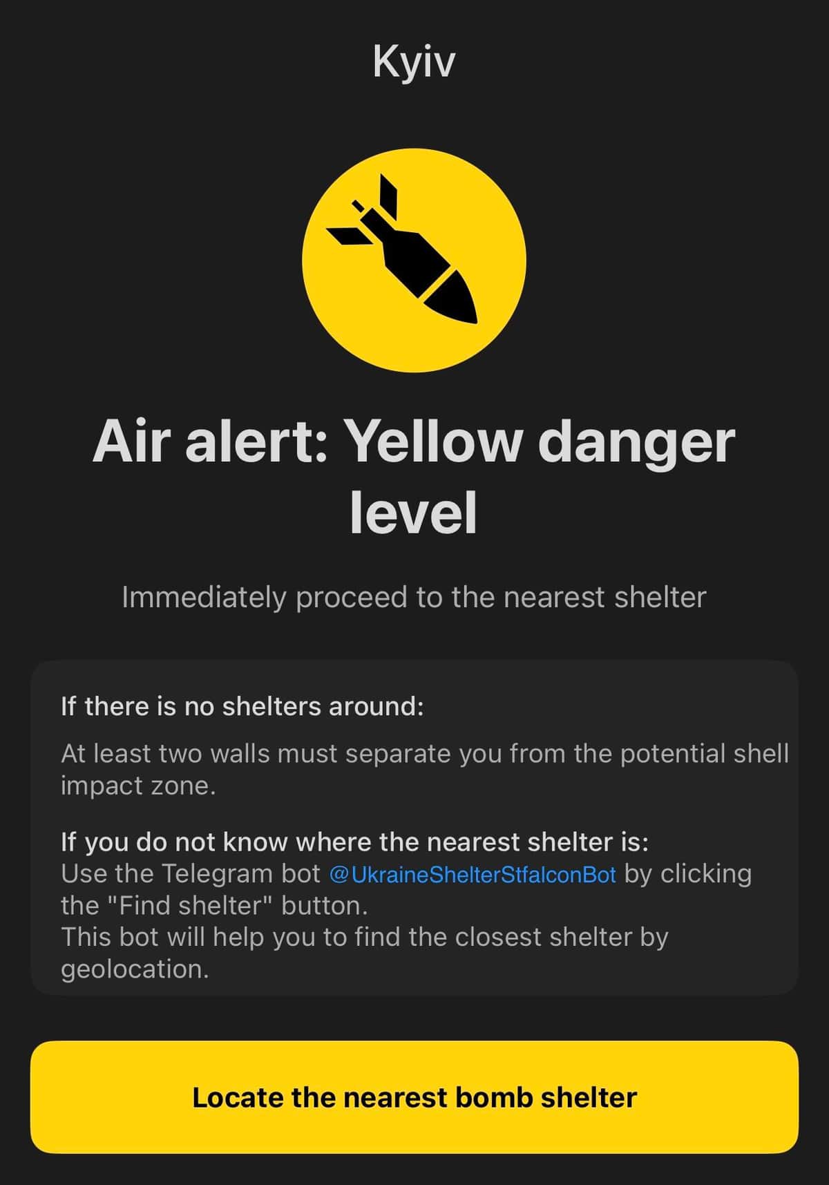 キーウで発令された空襲警報を知らせるスマートフォンの画面。最寄りのシェルターへの避難を呼びかけている（写真提供：深作ヘスス事務所）
