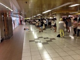 通路に跪き、股間に顔近付ける女性たち 新宿駅「嵐ポスター」前で起きたお下劣騒動: J-CAST ニュース【全文表示】