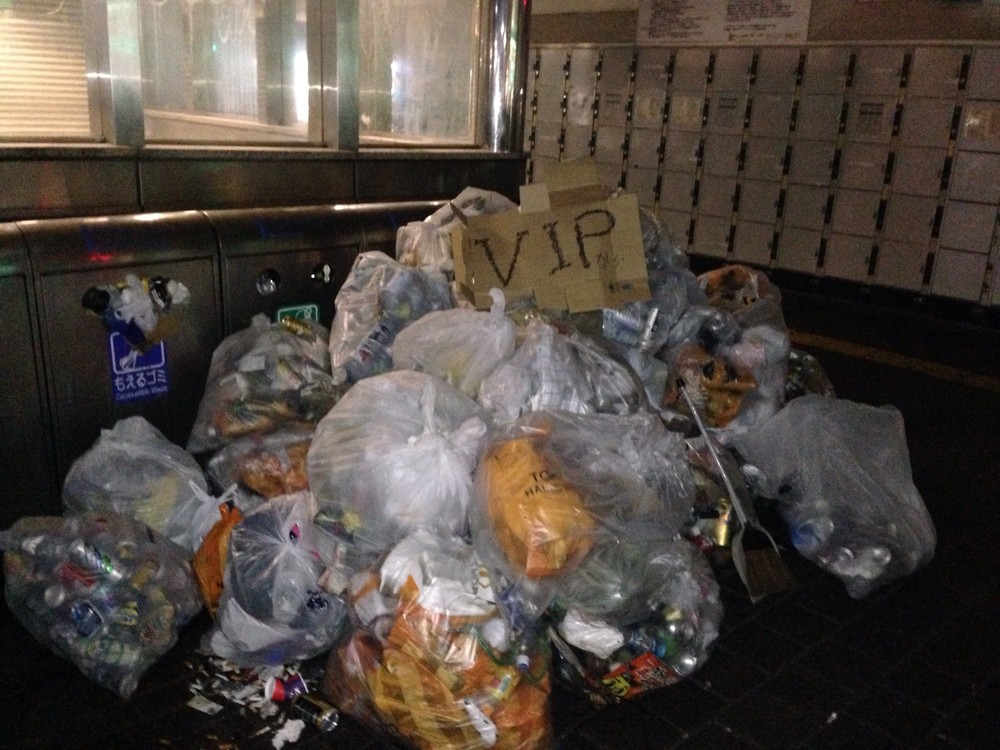 2ちゃんねらーが全力でハロウィンのゴミ拾いの 善行 キンコン西野 の企画潰しで 一致団結 J Cast ニュース 全文表示