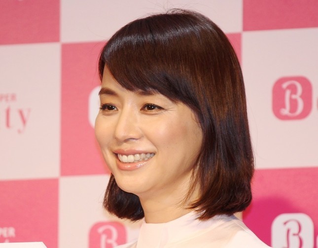 石田ゆり子 天海祐希 可愛さ全開 2人が独身なんて世の男達 マジで何やってんの J Cast ニュース 全文表示