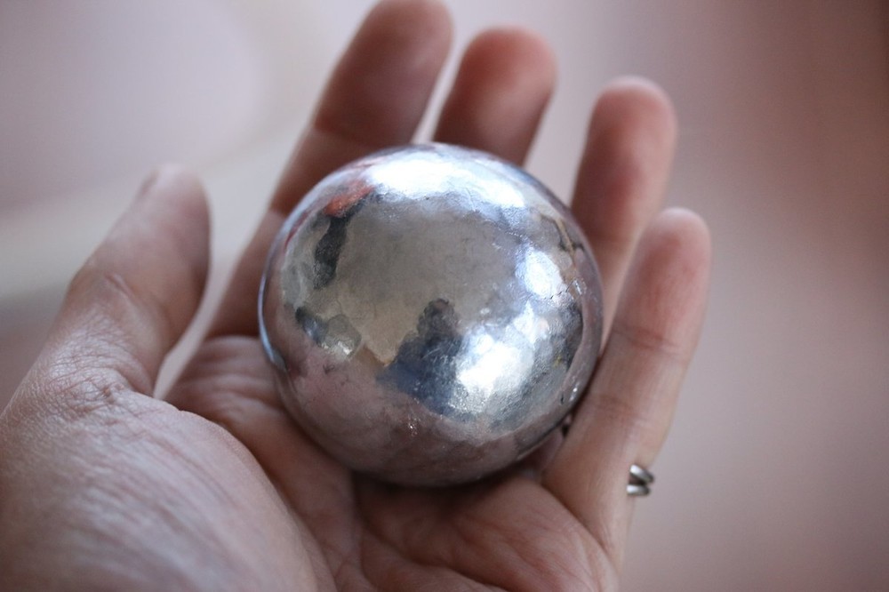 アルミホイル丸めて「球に」写真 表面「ツルツル」で「すげぇ」「お見事」: J-CAST ニュース【全文表示】