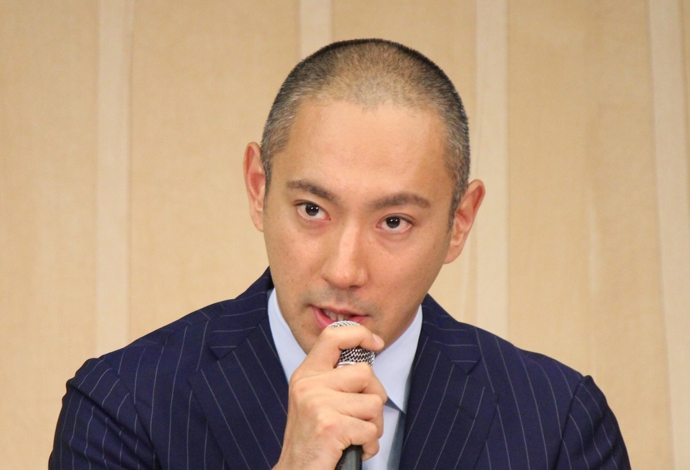 海老蔵 子どもたちと 普通の日曜日 満喫も 独特ファッションで お父さん目立ちすぎ J Cast ニュース 全文表示