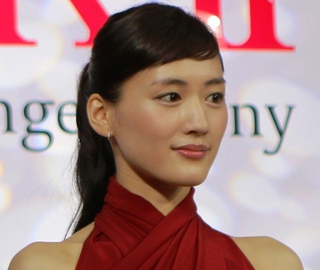 綾瀬はるかのテンションが 怖い 絶叫 ホームラ ン Cmに困惑も J Cast ニュース 全文表示