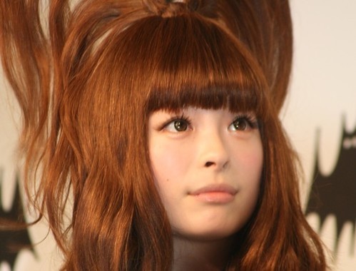 きゃりー 写真から腕消せますか フォトショ職人たちが集まった結果 J Cast ニュース