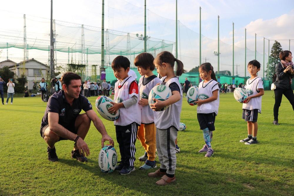 ラグビーは ボールを持った鬼ごっこ 世界のレジェンドが子ども100人に指導 J Cast ニュース