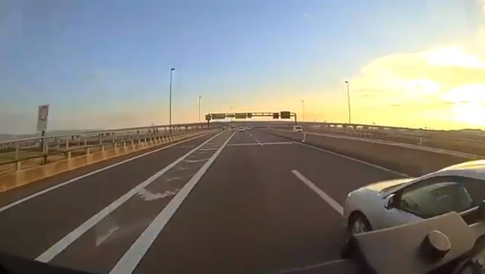 兵庫県警の車両 幅寄せ で観光バス事故 高速道路 あわや衝突も現場止まらず 双方の言い分は J Cast ニュース 全文表示