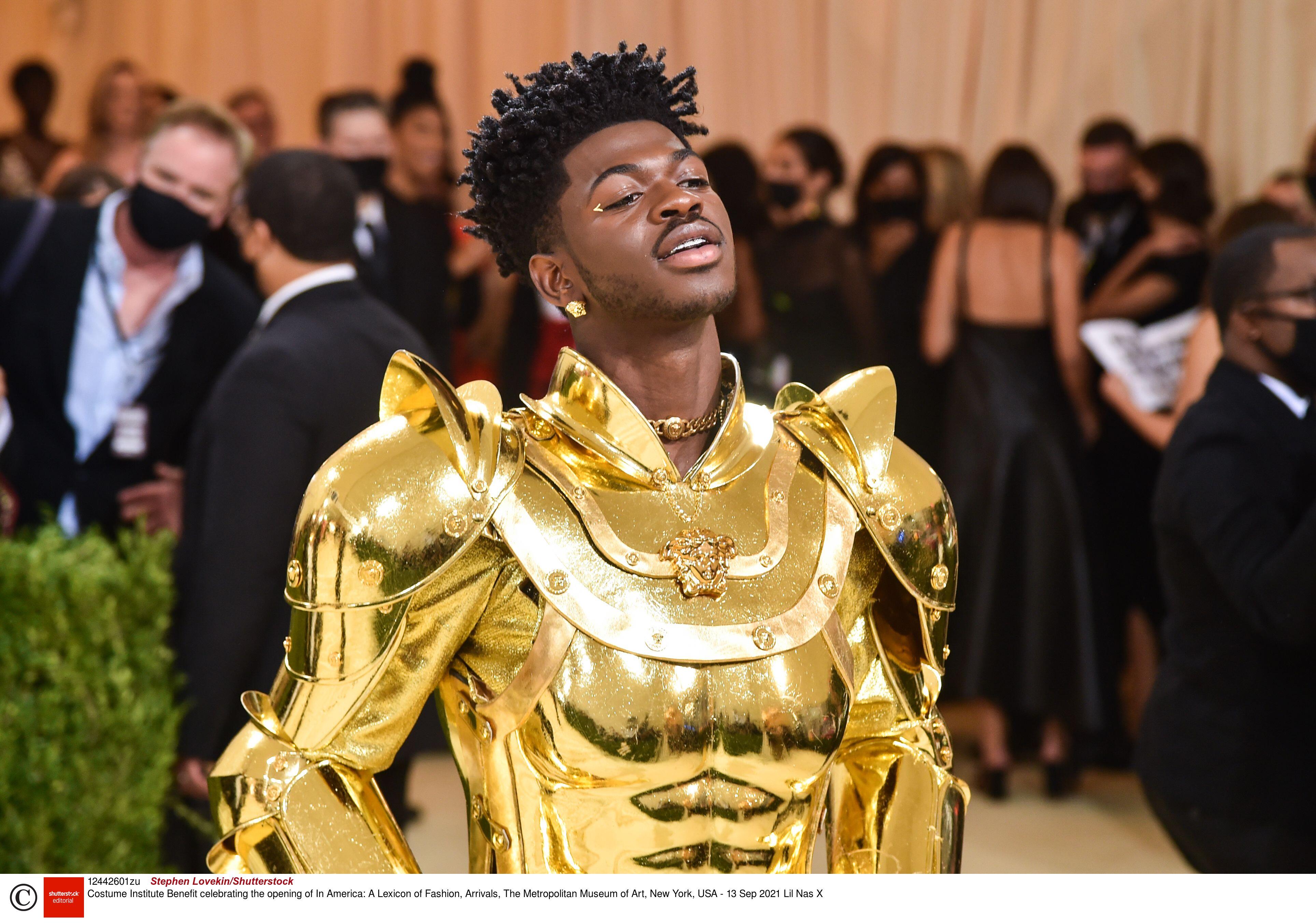 Fate 刀剣乱舞 聖闘士星矢 米ラッパー 黄金甲冑 に思わぬ注目 本人が反応したのは J Cast ニュース 全文表示