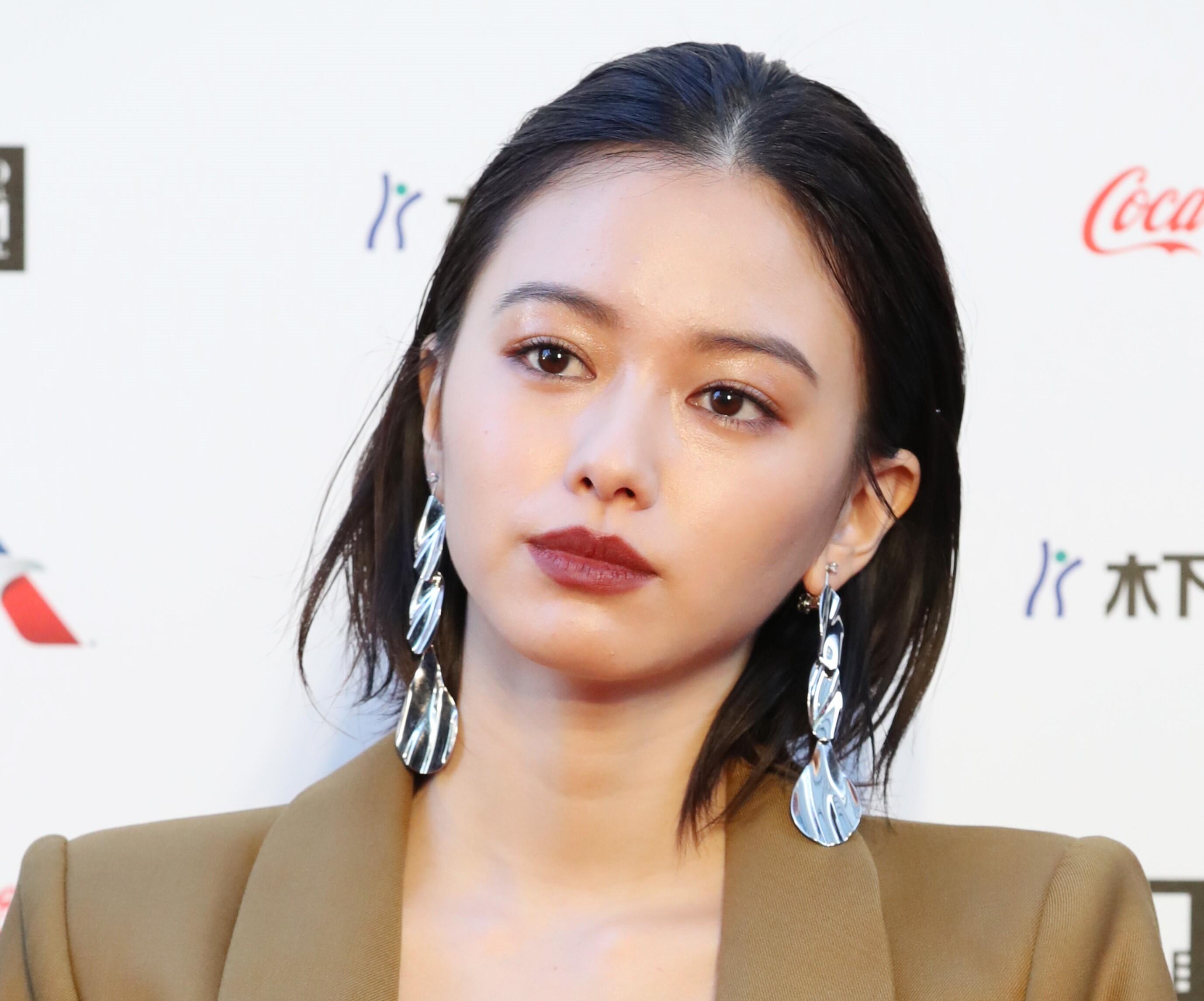 山本舞香の妖艶ショットに反響 撮影は蜷川実花 いつもとイメージ違って新鮮 J Cast ニュース 全文表示