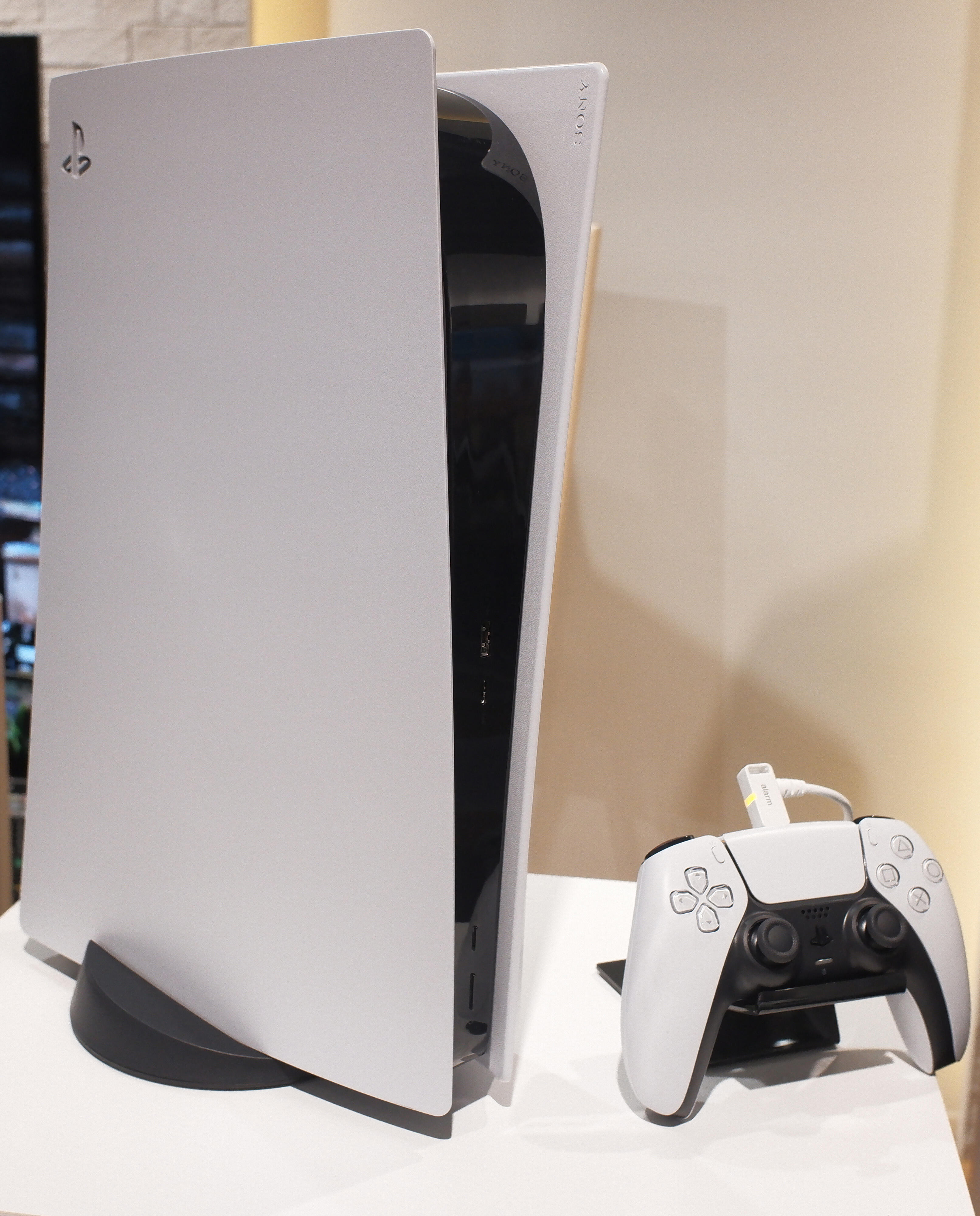 PS5」を一瞬のスキついて窃盗、店が画像公開 「これ以上ないほどの大胆 
