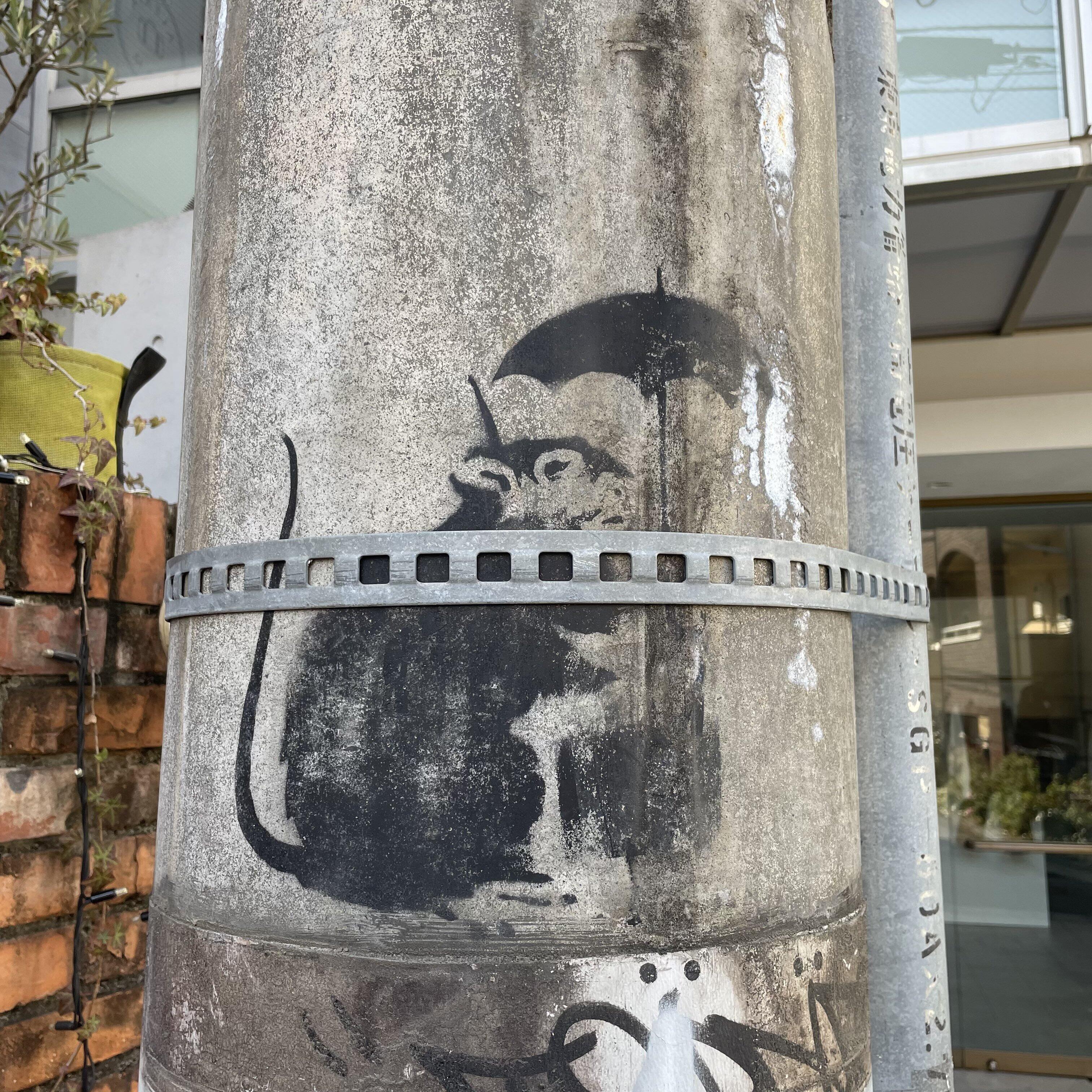 表参道にバンクシー作品？話題の電柱アート目隠しに 東電「混乱回避と景観保護のため」...残念がる声も: J-CAST ニュース【全文表示】