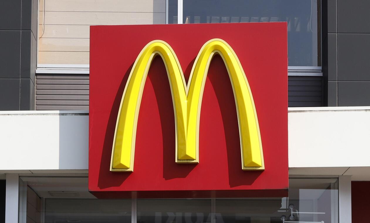 まるで止まり木マックの椅子に思わぬ注目 なぜこんな形に？広報に