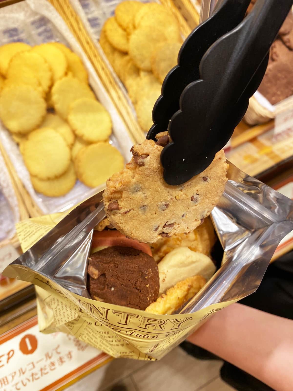 ステラおばさん「クッキー詰め放題」再開も...200円値上げに 「企業努力でカバー困難」広報明かす背景: J-CAST ニュース【全文表示】
