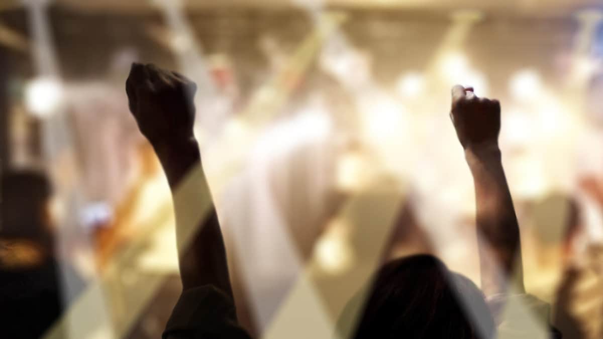 ジュニアアイドルレズキスエロ 指だけ挟んでキス、お姫様抱っこ...アイドル「過激チェキ会」にネット衝撃 「さすがにやり過ぎ感」: J-CAST ニュース【全文表示】